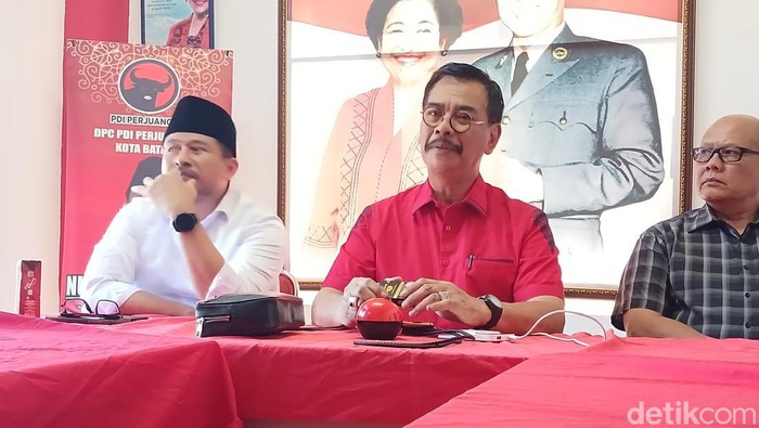 Ketua DPD PDIP Kepri, Soerya Respationo dan jajaran. (Alamudin Hamapu)