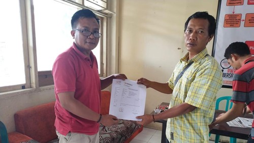 Ketua DPD PSI Lombok Tengah Ahmad Sahirudin menyerahkan laporan ke Bawaslu adanya pelanggaran TSM di Desa Penujak. (Istimewa)