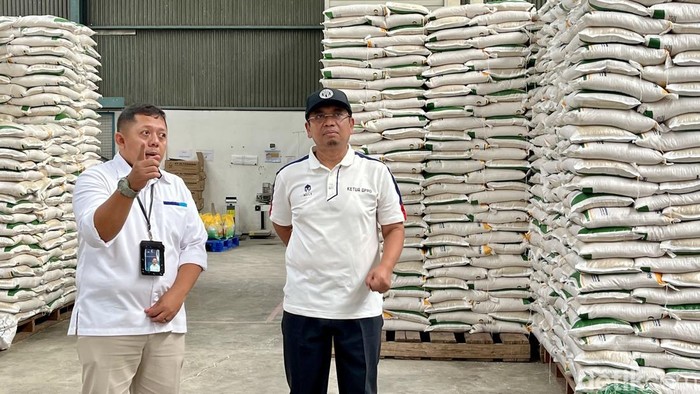 Ketua DPRD Kota Bandung, Tedy Rusmawan meninjau stok beras di Gudang Bulog Bandung.