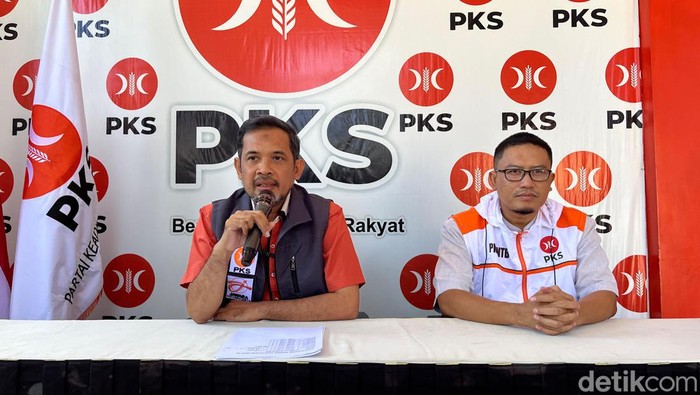 Ketua DPW PKS NTB Yek Agil dan Sekretaris Uhibbussaady menggelar konferensi pers di Kantor DPW PKS NTB, Senin (19/2/2024).