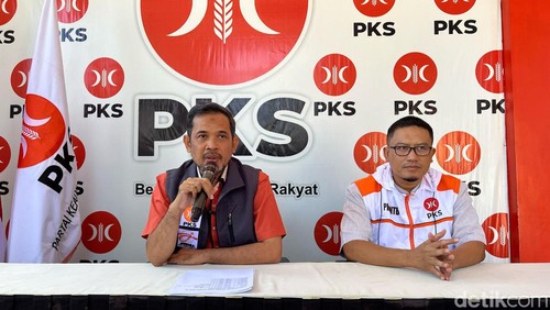 Ketua DPW PKS NTB Yek Agil dan Sekretaris Uhibbussaady menggelar konferensi pers di Kantor DPW PKS NTB, Senin (19/2/2024).