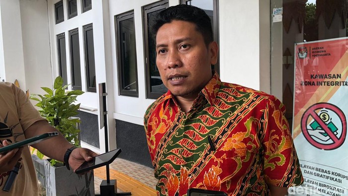 Ketua KPU DIY Ahmad Shidqi saat ditemui wartawan di kantornya, Kota Jogja, Senin (19/2/2024).