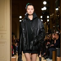 Coach meluncurkan koleksi Fall 2024 melalui sebuah pertunjukan runway di The James B. Duke House. Coach mengkontekstualisasikan kembali warisan New York yang autentik dan kemewahan Coach yang dikonsep ulang berdasarkan generasi masa kini. Foto: Dok. Coach.