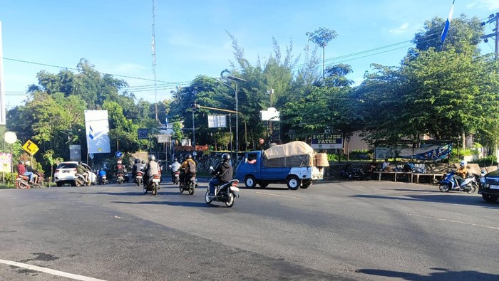 Kondiri arus lalin di perempatan Patuk pagi ini, Senin (19/2/2024).