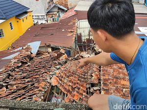 Lagi Tidur Pulas, Atap Rumah Nyanyu Tiba-tiba Ambruk Saat Hujan
