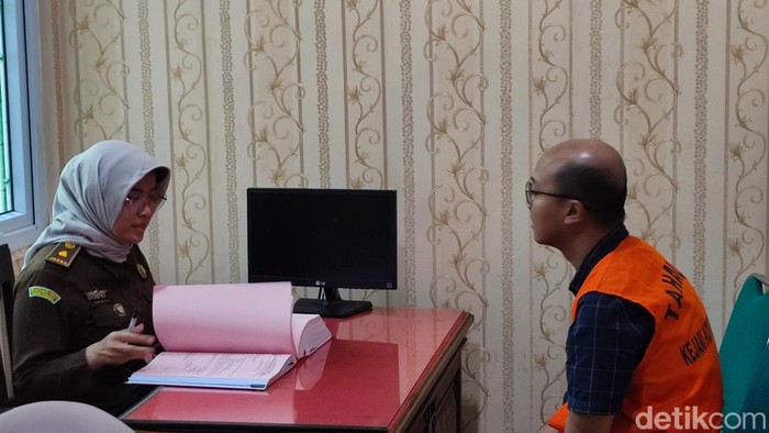 Kejari Semarang melakukan tahap dua sebelum menyerahkan tersangka korupsi, ABP ke Pengadilan Tipikot Semarang, Senin (19/2/2024)