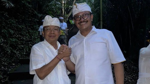 Gubernur Bali 2018-2023, Wayan Koster, bertemu dengan anggota DPR, Gde Sumarjaya Linggih, di Pura Pucak Sinunggal, Buleleng, Bali, Selasa (13/2/2024).