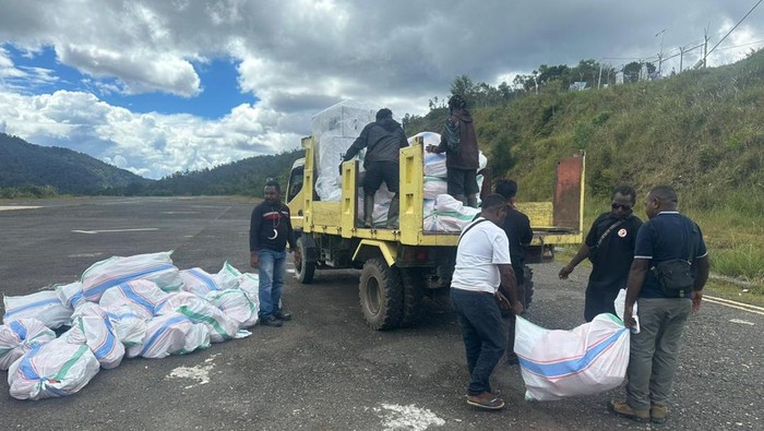 Kotak suara Pemilu saat tiba di Distrik Hitadipa, Intan Jaya (Dokumen Istimewa)