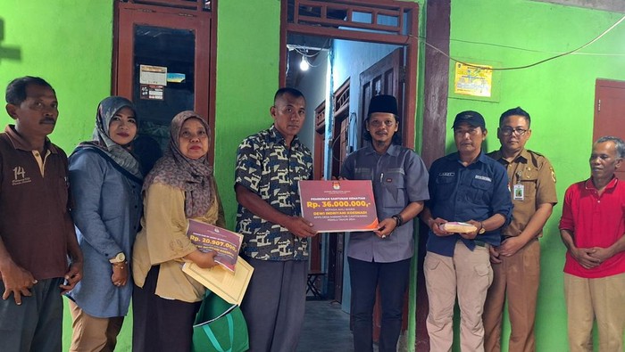 KPU Klaten menyerahkan santunan ke keluarga anggota KPPS yang meninggal, Senin (19/2/2024).