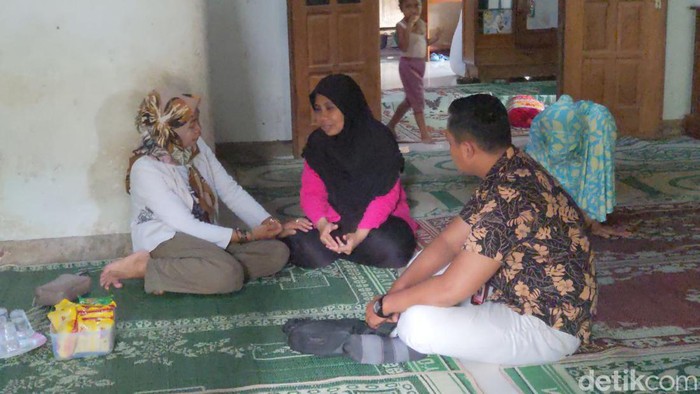 KPU Tulungagung melayat ke rumah duka petugas Linmas yang meninggal.