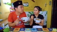Adalagi momen ketika artis 40 tahun itu makan bakso bersama Youtuber yang kerap disapa Omay. Mereka mampir ke warung bakso mercon nih. Foto:  Youtube
