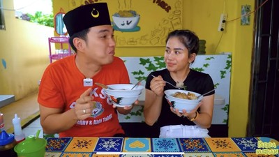 Kulineran Seru Aldi Taher Saat Makan Bareng Farida Nurhan hingga Cicip Durian