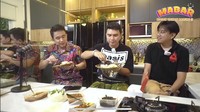Kalau ini momen ketika pelawak tanah air itu menikmati makanan dari Rojo Sambal, sebuah bisnis yang digandrungi Raffi Ahmad. Aldi Taher pun tampak sangat menyukainya. Foto: Youtube