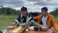 Sampai saat ini Aldi Taher juga masih aktif muncul di TV. Begini penampilannya saat sedang menyiapkan roti isi daging slice ala pizza di acara Kuali Bar Bar trans TV. Foto: Instagram @kualibarbar.transtv