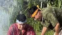 Dalam episode kali ini, Aldi Taher bersama rekannya mencoba masak masakan Korea. Berupa Galbi dimasak dengan Kimchi. Sepertinya enak ya? Foto: Instagram @stanbysteby