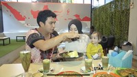 Tidak hanya dengan Youtuber, Caleg DPR RI itu juga sempat menikmati sejumlah makanan bersama keluarga kecilnya di restoran. Foto: Youtube