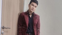 Nama Aldi Taher semakin disorot usai bersaing dengan selebriti lain dalam memperebutkan kursi dapil Jawa Barat VII. Tak hanya itu, Aldi Taher belum lama ini juga membuat lagu khusus untuk Mayor Teddy, ajudan Pabrowo. Foto: Instagram @alditaher.official