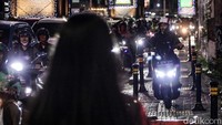 Perlu diketahui bahwa pengendara motor yang menggunakan trotoar bisa dikenakan sanksi berupa denda atau kurungan penjara. 