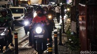Fungsi trotoar adalah akses dan perlindungan bagi pejalan kaki melintas. Trotoar idealnya steril dari kendaraan.  