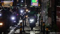 Pesepeda motor menerobos trotoar di Jalan Fatmawati, Jakarta Selatan, Senin (19/2/2024). Lalu-lintas di lokasi terpantau macet pukul 19.00 WIB.