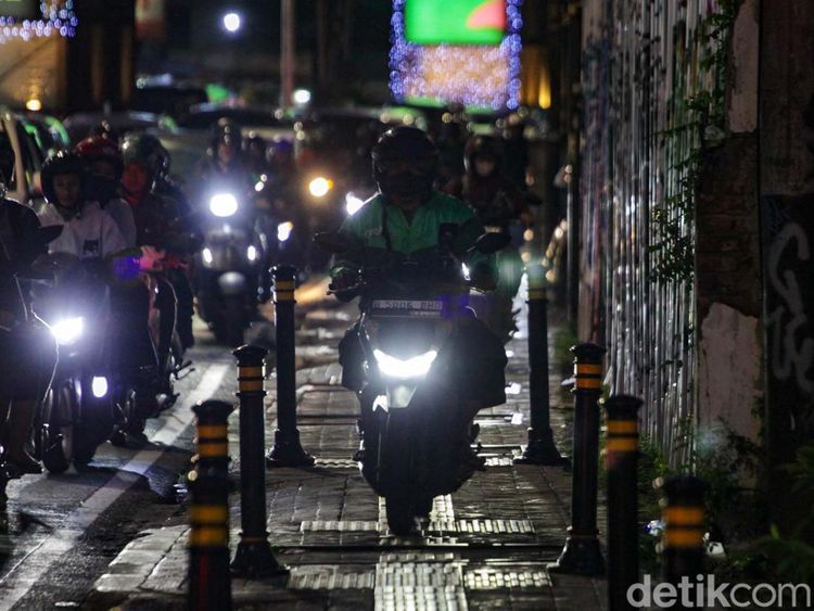 Lalin Macet, Pemotor Bajak Trotoar di Fatmawati