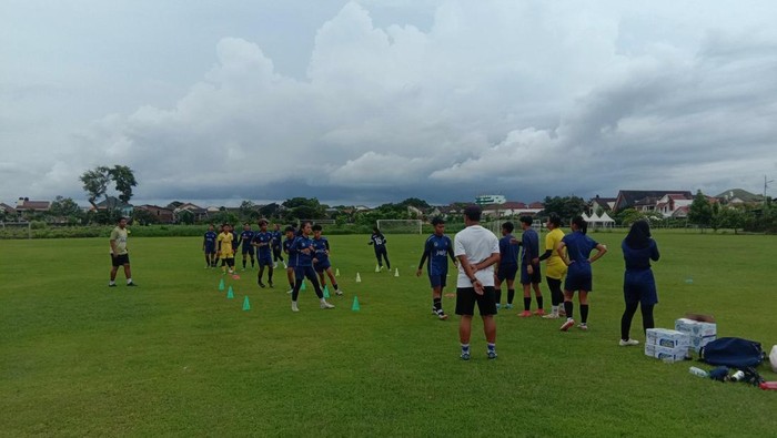 Latihan sepakbola putri DIY jelang PON 2024 di Lapangan Kenari.