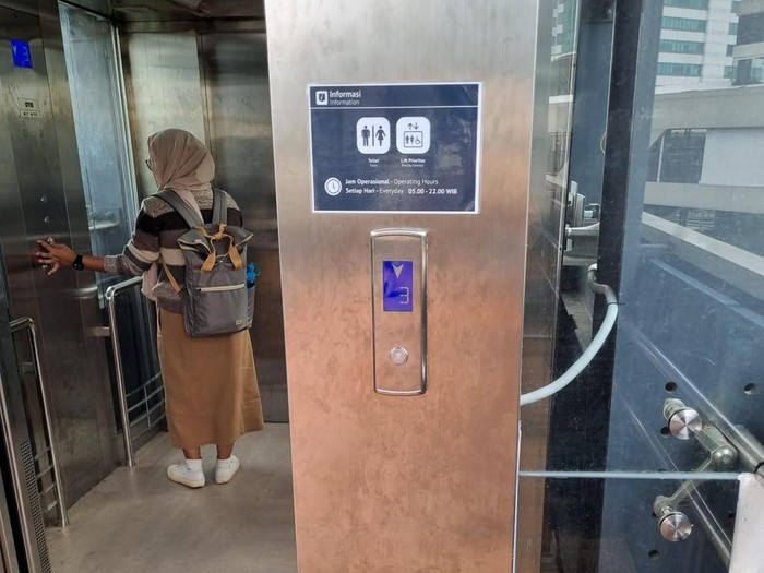 Lift di Halte Cikoko kembali berfungsi (Haris/detikcom)