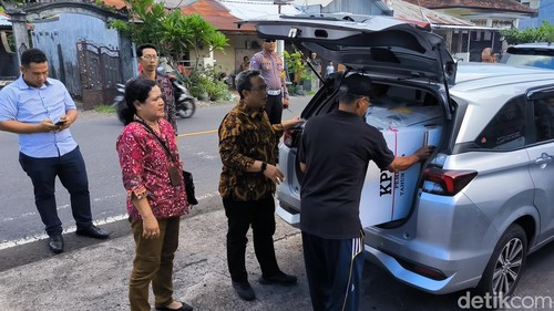 Logistik empat TPS yang PSU di Buleleng, didistribusikan, Senin (19/2/2024). (Made Wijaya Kusuma/detikBali)