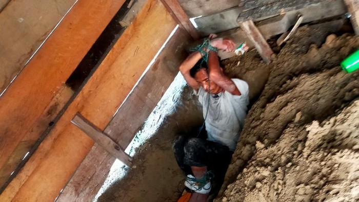Lokasi lubang yang digali Abdullah untuk mengubur jasad anaknya yang tewas dicekiknya di Desa Sungai Kuning, Merangin
