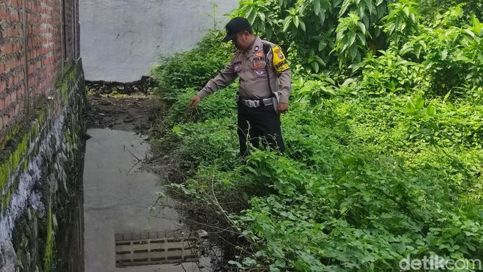 Lokasi munculnya semburan di belakang rumah warga Porong, Sidoarjo.