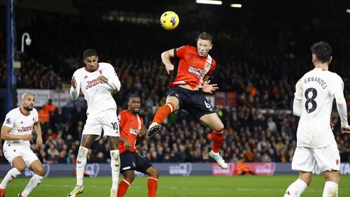 Soccer Football - Premier League - Luton Town v Manchester United - Kenilworth Road, Luton, Britain - February 18, 2024 Luton Towns Ross Barkley heads at goal Action Images via Reuters/Peter Cziborra NO USE WITH UNAUTHORIZED AUDIO, VIDEO, DATA, FIXTURE LISTS, CLUB/LEAGUE LOGOS OR LIVE SERVICES. ONLINE IN-MATCH USE LIMITED TO 45 IMAGES, NO VIDEO EMULATION. NO USE IN BETTING, GAMES OR SINGLE CLUB/LEAGUE/PLAYER PUBLICATIONS.
