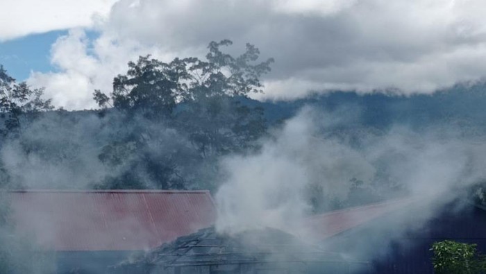Markas PDIP di Jayawijaya dibakar massa. Dokumen Istimewa