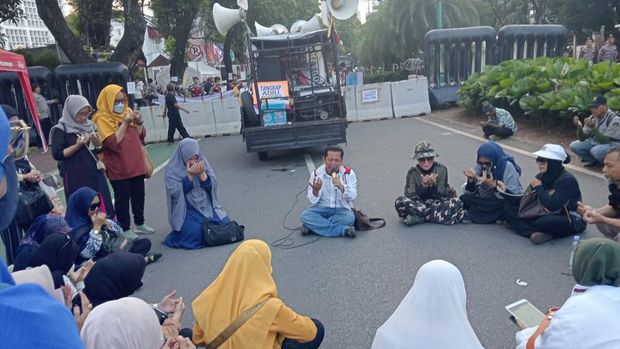 Massa demo di depan kantor KPU RI