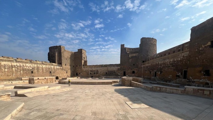 Melihat Menara Ramla dan Al-Haddad di Benteng Salahuddin Al-Ayyubi A view of the Al-Ramla and Al-Haddad towers after their renovation for re-opening to the public, that will increase visitors and numbers of visiting hours for Salah al-Din citadel, which was constructed under the Muslim military commander Salah al-Din al-Ayyubi around 1176 A.D, in Cairo, Egypt, February 18, 2024. REUTERS/Sayed Sheashaa