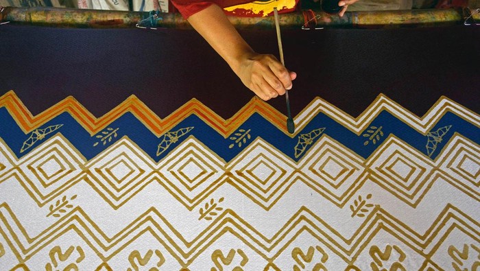 Perajin menyelesaikan proses pewarnaan Batik Kalong di Rumah Batik Cantika Sabbena, Dusun Sappotedonge, Kecamatan Donri-donri, Soppeng, Sulawesi Selatan, Senin (19/2/2024). Rumah Batik Cantika Sabbena di bawah binaan Rumah BUMN Selayar PT PLN (Persero) UID Sulselrabar tersebut bisa memproduksi kain batik hingga 1.000 meter dalam sebulan dengan rentang harga Rp85.000 hingga Rp250 ribu rupiah untuk metode batik cap dan Rp65.000 sampai Rp150 ribu rupiah untuk batik print. ANTARA FOTO/Hasrul Said/YU/aww.