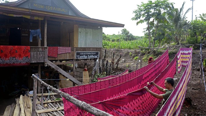 Perajin menyelesaikan proses pewarnaan Batik Kalong di Rumah Batik Cantika Sabbena, Dusun Sappotedonge, Kecamatan Donri-donri, Soppeng, Sulawesi Selatan, Senin (19/2/2024). Rumah Batik Cantika Sabbena di bawah binaan Rumah BUMN Selayar PT PLN (Persero) UID Sulselrabar tersebut bisa memproduksi kain batik hingga 1.000 meter dalam sebulan dengan rentang harga Rp85.000 hingga Rp250 ribu rupiah untuk metode batik cap dan Rp65.000 sampai Rp150 ribu rupiah untuk batik print. ANTARA FOTO/Hasrul Said/YU/aww.