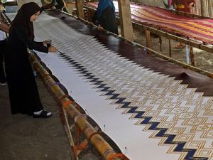 Melihat Pembuatan Batik Kalong di Soppeng Sulsel
