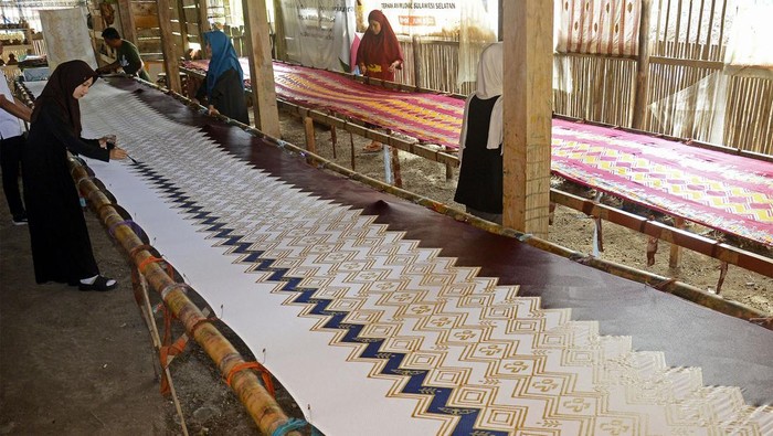Melihat Pembuatan Batik Kalong di Soppeng Perajin menyelesaikan proses pewarnaan Batik Kalong di Rumah Batik Cantika Sabbena, Dusun Sappotedonge, Kecamatan Donri-donri, Soppeng, Sulawesi Selatan, Senin (19/2/2024). Rumah Batik Cantika Sabbena di bawah binaan Rumah BUMN Selayar PT PLN (Persero) UID Sulselrabar tersebut bisa memproduksi kain batik hingga 1.000 meter dalam sebulan dengan rentang harga Rp85.000 hingga Rp250 ribu rupiah untuk metode batik cap dan Rp65.000 sampai Rp150 ribu rupiah untuk batik print. ANTARA FOTO/Hasrul Said/YU/aww.