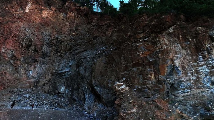 Melihat Tambang Batu Gunung di Moramo Utara Dua orang warga mengambil sisa pecahan batu gunung di Kecamatan Moramo Utara, Konawe Selatan, Sulawesi Tenggara, Senin (19/2/2024). Hasil produksi tambang batu tersebut digunakan untuk kebutuhan pabrik smelter nikel di Konawe dan sebagian digunakan warga untuk pembangunan pondasi rumah. ANTARA FOTO/Jojon/foc.