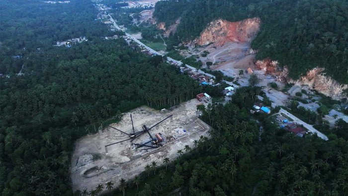 Melihat Tambang Batu Gunung di Moramo Utara Dua orang warga mengambil sisa pecahan batu gunung di Kecamatan Moramo Utara, Konawe Selatan, Sulawesi Tenggara, Senin (19/2/2024). Hasil produksi tambang batu tersebut digunakan untuk kebutuhan pabrik smelter nikel di Konawe dan sebagian digunakan warga untuk pembangunan pondasi rumah. ANTARA FOTO/Jojon/foc.