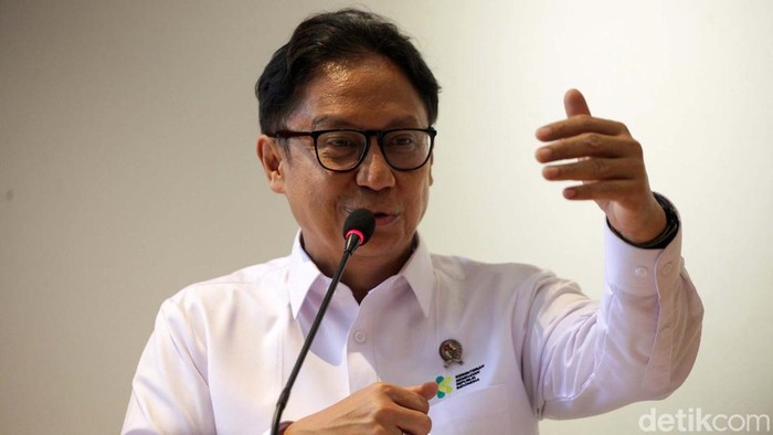 Kepala Staf Kepresidenan Moeldoko, Plt Menko Polhukam/Mendagri Tito Karnavian, Menkes Budi Gunadi Sadikin, Ketua KPU Hasyim Asyari, anggota Bawaslu Herwyn Malonda, dan Dirut BPJS Kesehatan Ali Ghufron Mukti memberikan keterangan pers soal meninggalnya petugas KPPS di kantor Kemenkes, Jakarta, Senin (19/2/2024).