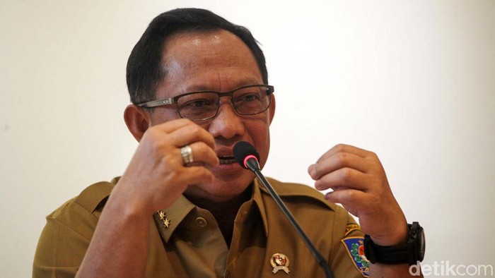 Kepala Staf Kepresidenan Moeldoko, Plt Menko Polhukam/Mendagri Tito Karnavian, Menkes Budi Gunadi Sadikin, Ketua KPU Hasyim Asyari, anggota Bawaslu Herwyn Malonda, dan Dirut BPJS Kesehatan Ali Ghufron Mukti memberikan keterangan pers soal meninggalnya petugas KPPS di kantor Kemenkes, Jakarta, Senin (19/2/2024).