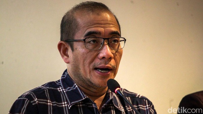 Menteri-KPU-Bawaslu-BPJS Kumpul Bahas Petugas KPPS Meninggal Kepala Staf Kepresidenan Moeldoko, Plt Menko Polhukam/Mendagri Tito Karnavian, Menkes Budi Gunadi Sadikin, Ketua KPU Hasyim Asyari, anggota Bawaslu Herwyn Malonda, dan Dirut BPJS Kesehatan Ali Ghufron Mukti menyediakan pemberitahuan pers soal meninggalnya petugas KPPS di kantor Kemenkes, Jakarta, Senin (19/2/2024).