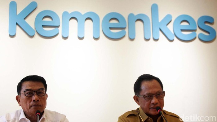 Kepala Staf Kepresidenan Moeldoko, Plt Menko Polhukam/Mendagri Tito Karnavian, Menkes Budi Gunadi Sadikin, Ketua KPU Hasyim Asy'ari, anggota Bawaslu Herwyn Malonda, dan Dirut BPJS Kesehatan Ali Ghufron Mukti memberikan keterangan pers soal meninggalnya petugas KPPS di kantor Kemenkes, Jakarta, Senin (19/2/2024).