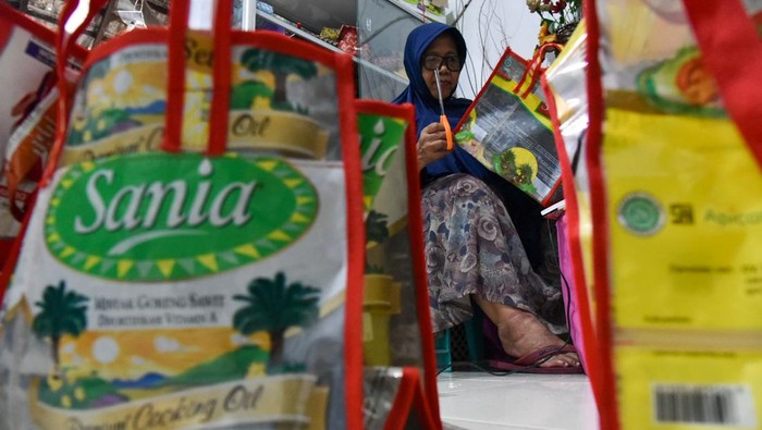 Perajin membuat kerajinan tas berbahan sampah plastik di Belawan, Medan, Sumatera Utara, Senin (19/2/2024). Produk kerajinan yang memanfaatkan limbah sampah plastik, kulit jagung dan kertas koran menjadi barang bernilai ekonomi seperti tas, jam, vas bunga itu dijual Rp5.000 hingga Rp350.000. ANTARA FOTO/Fransisco Carolio/aww.