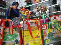 Menyulap Sampah Plastik Jadi Kerajinan Tas