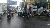 Sopir Diduga Tak Konsentrasi, Mobil Nyangkut Di Selokan Mataram