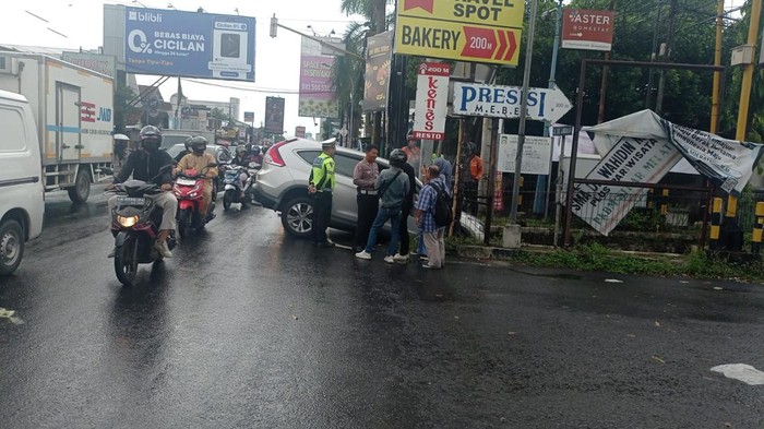 Mobil mengalami kecelakaan tunggal di Selokan Mataran, Mlati, Sleman, Senin (19/2/2024).