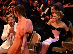 Bestie Forever, Viral Momen Ryan Gosling Kedipi Emma Stone saat Menang BAFTA