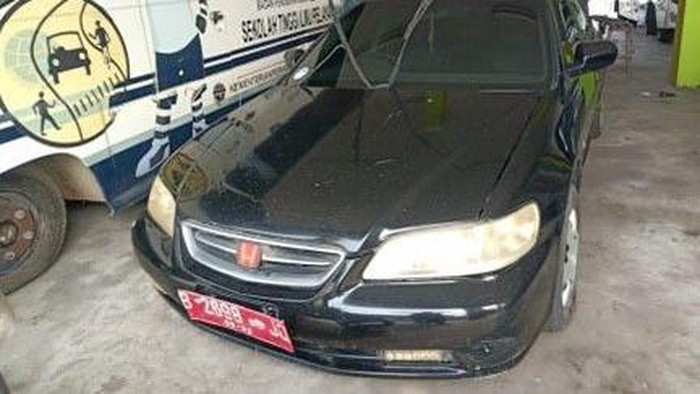 Mobil keluaran tahun 2002 berwarna hitam ini dilelang secara open bidding dengan batas akhir penawaran pada 20 Februari 2024 pukul 14.00 WIB. Nilai limit lelang ditetapkan Rp 29,85 juta dengan jaminan Rp 14,92 juta.
